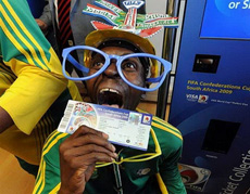 Niềm vui của một CĐV Nam Phi khi mua được vé.
